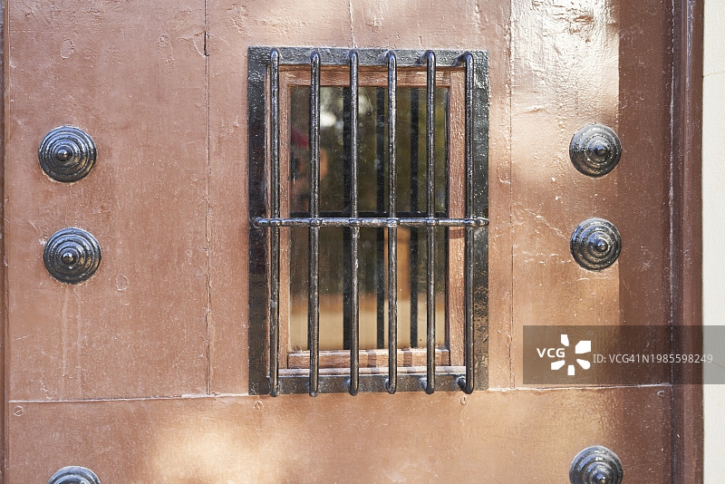 房子墙壁上带有金属条的封闭窗户，正面视图，周围没有人图片素材