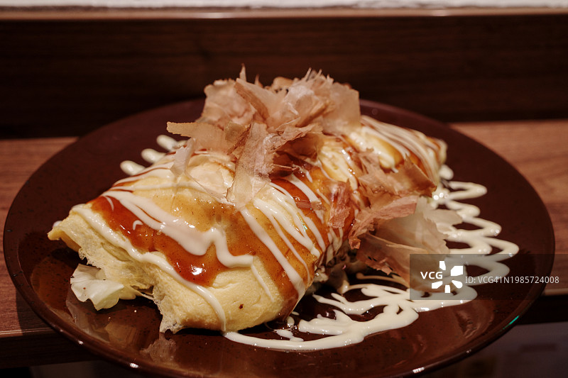 东平烧，大阪经典菜肴，鸡蛋卷心菜丝和猪肉片图片素材