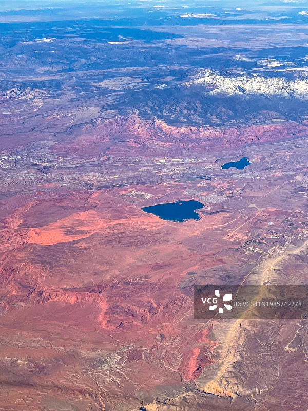俯视犹他州湖泊山脉附近的红色土壤图片素材