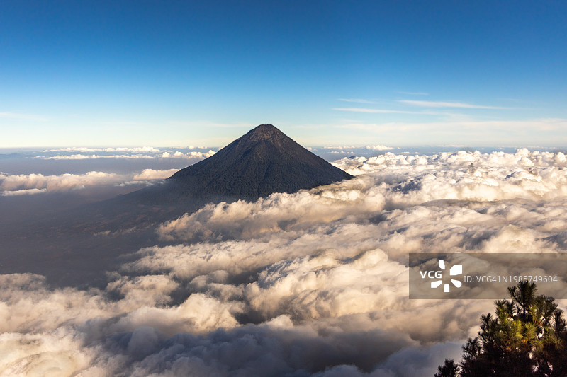 危地马拉安提瓜阿瓜火山图片素材