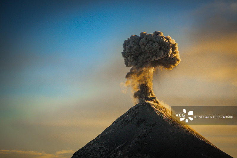 危地马拉富埃戈火山喷发景象（阿卡特南戈火山视角）图片素材