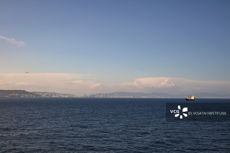 从海上看巴塞罗那市景图片素材