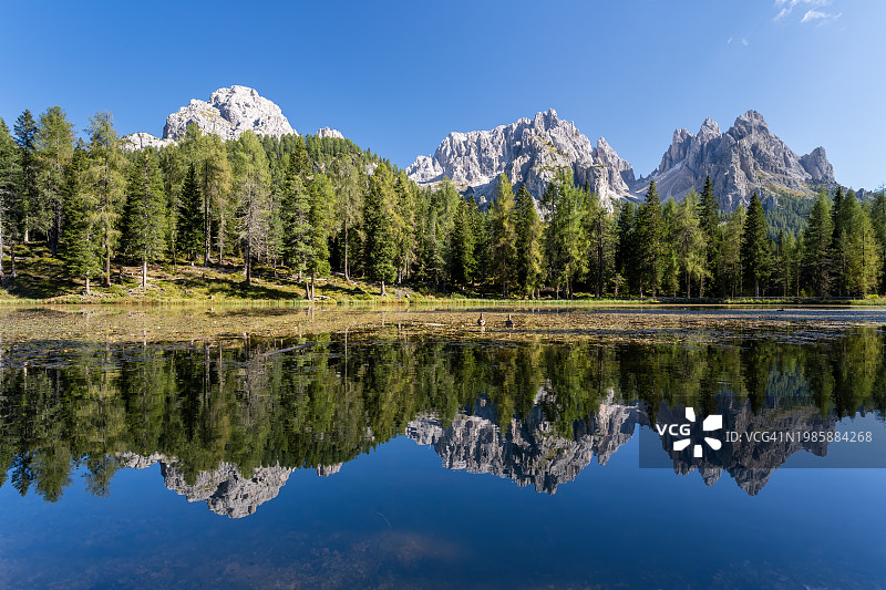 多洛米蒂山安托诺湖山林倒影图片素材