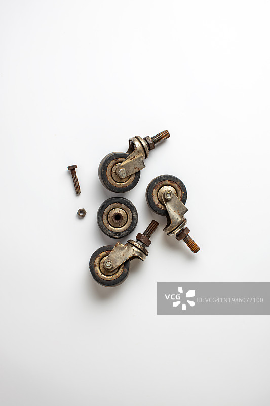 白色背景上的生锈脚轮图片素材