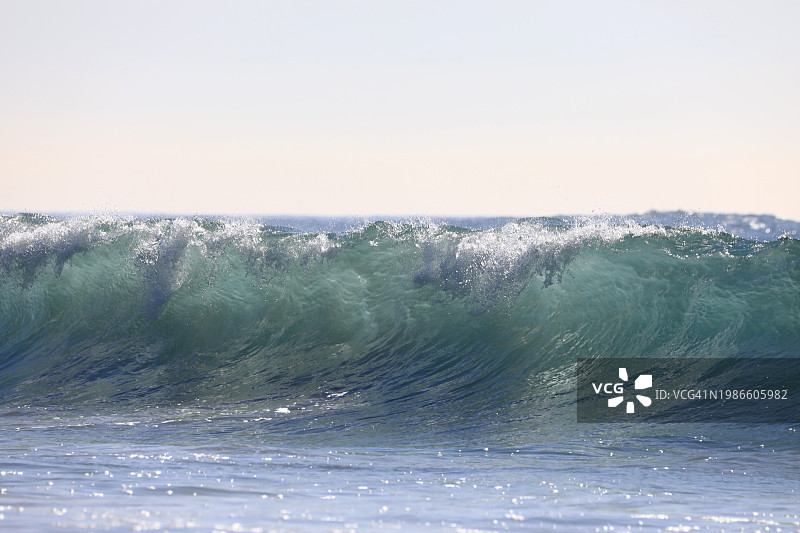 即将破碎的水波图片素材