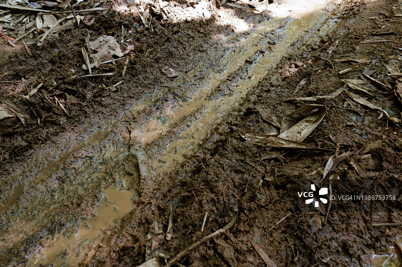 泥泞的道路图片素材