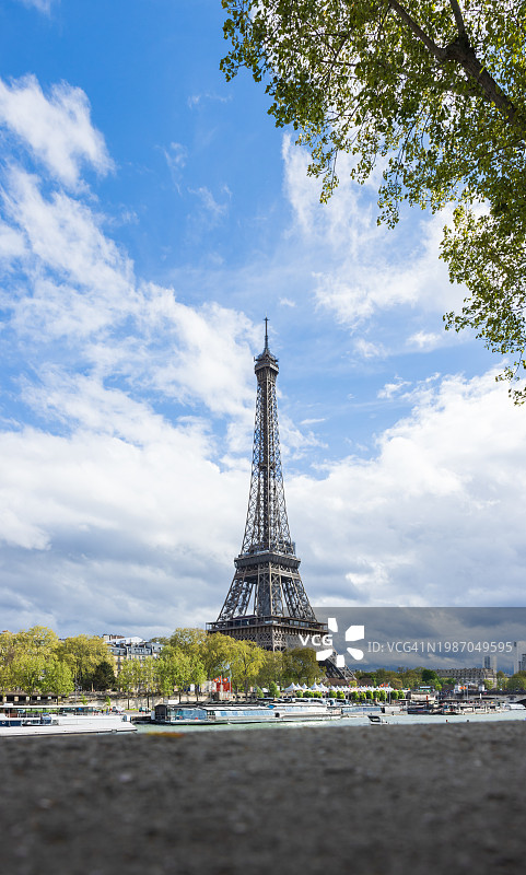 法国巴黎埃菲尔铁塔与塞纳河亚历山大三世桥图片素材