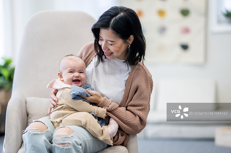 宝宝打嗝图片素材