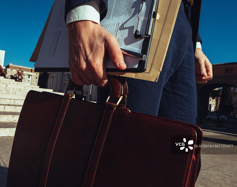 商务男士肖像：皮质手提箱和工具图片素材