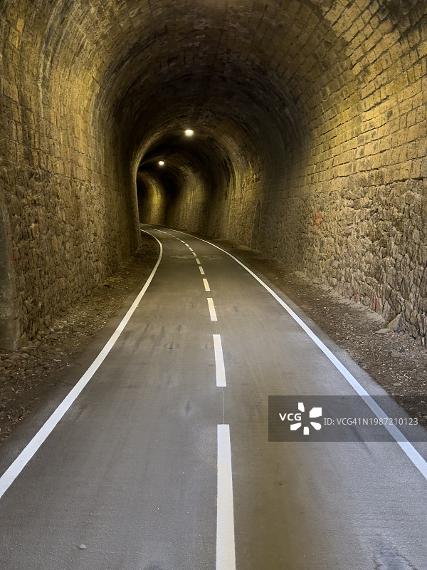 法国南部的旧铁路隧道图片素材