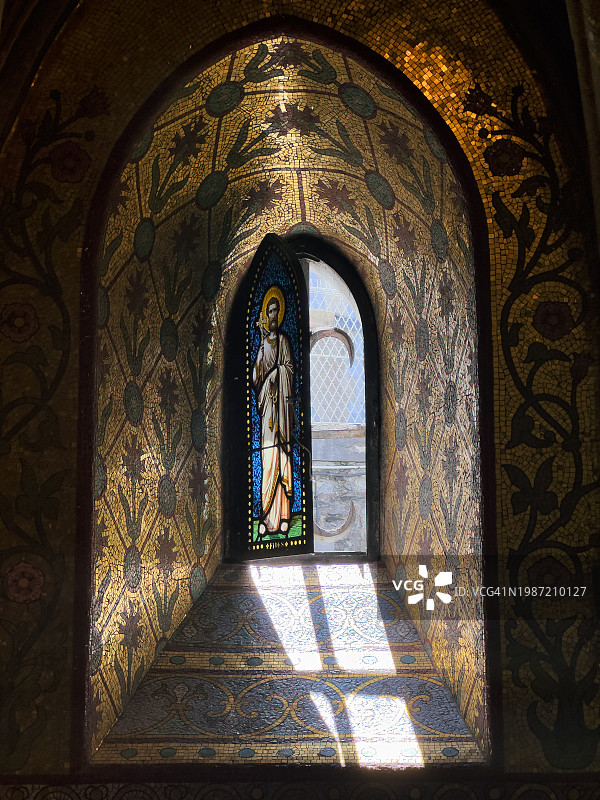 穿透大教堂窗户的阳光图片素材