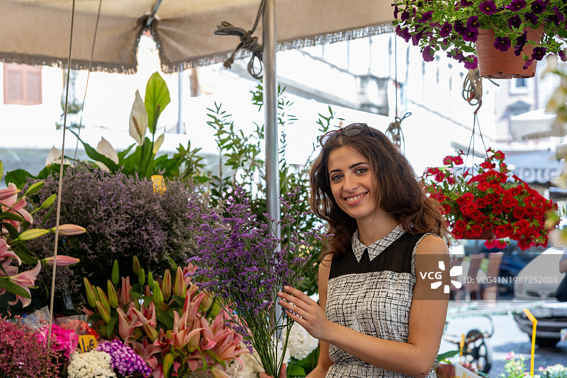 在花卉市场的女人图片素材
