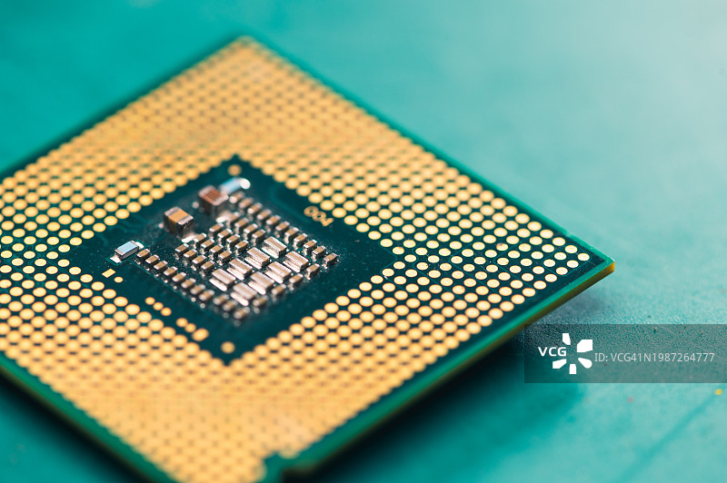 技术员将CPU芯片放入主板插槽中图片素材