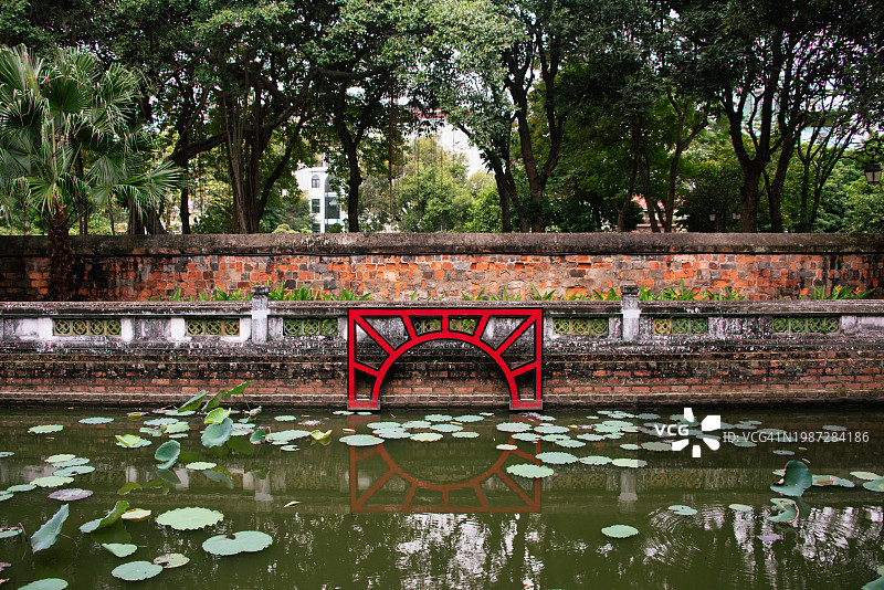 池塘中的装饰门图片素材