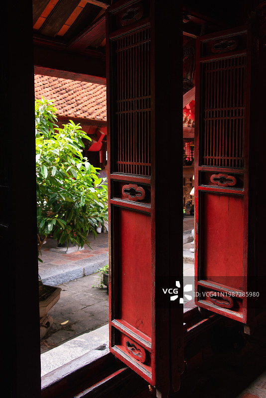 河内的红色木门图片素材