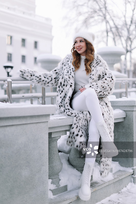 雪天公园身穿环保皮草大衣的美女肖像图片素材