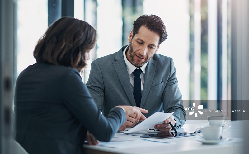 商务人士洽谈B2B合作图片素材