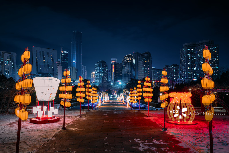 城市公园的灯笼展图片素材
