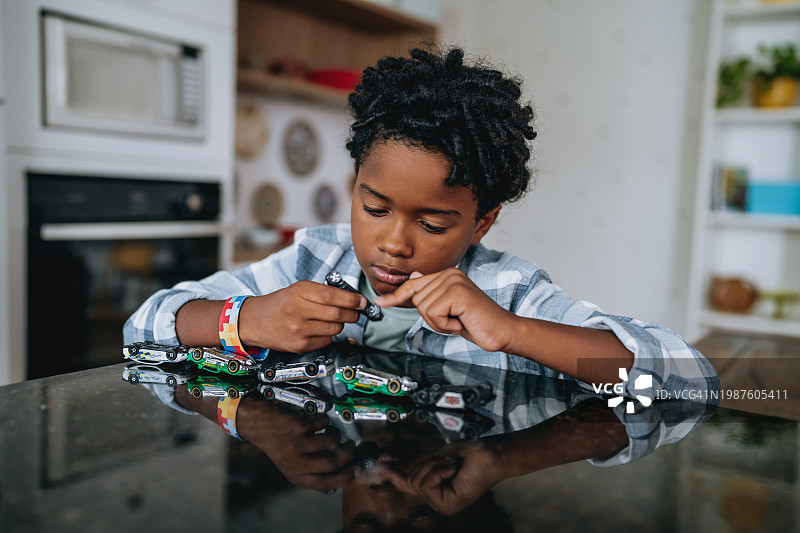 自闭症儿童玩倒置的汽车图片素材