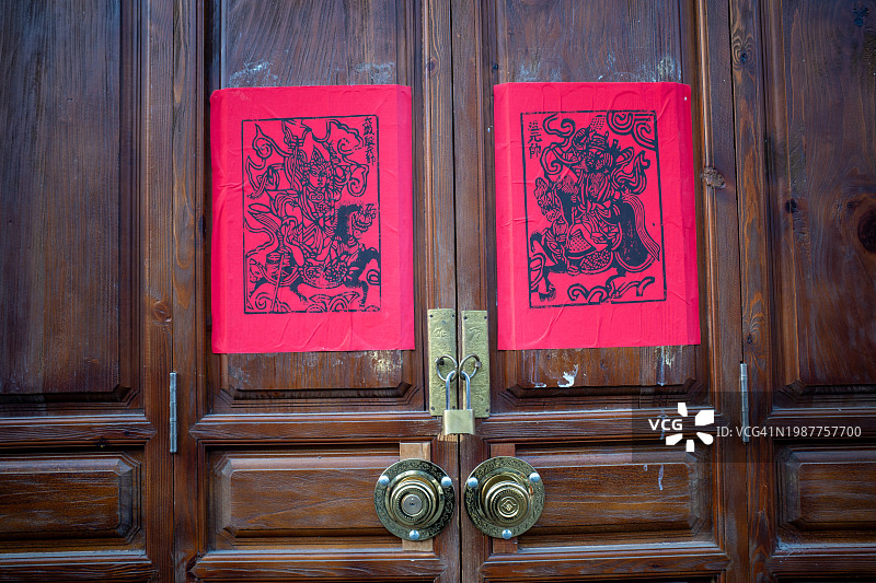 喜洲古镇锁着的门上的门神画图片素材