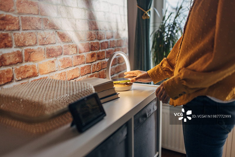 使用无线充电器和灯的日本年轻女性图片素材