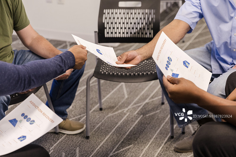 治疗师向男子发放戒瘾宣传单图片素材