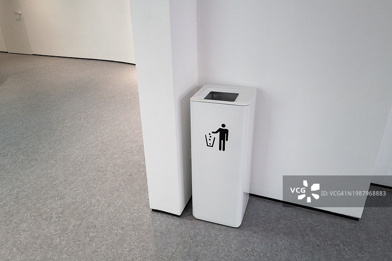 角落里的垃圾桶图片素材