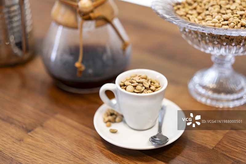 一杯生咖啡豆图片素材