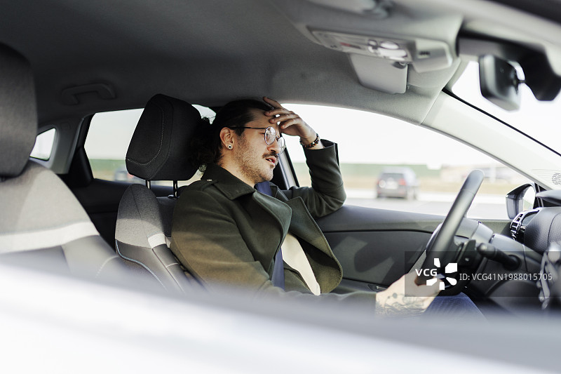 疲惫的男人开车图片素材