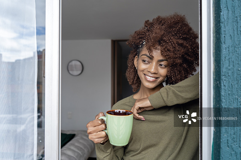 在家喝咖啡的漂亮非裔女子图片素材