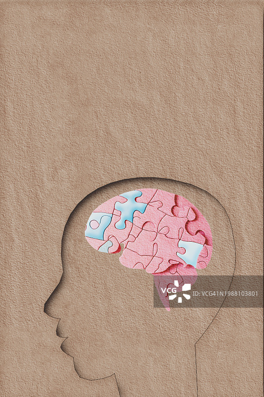 纸头像拼图-自闭症概念。紫色纸工作背景图片素材