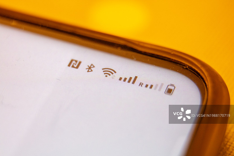 智能手机顶部显示符号：蓝牙、无线网络、网络、电池特写图片素材