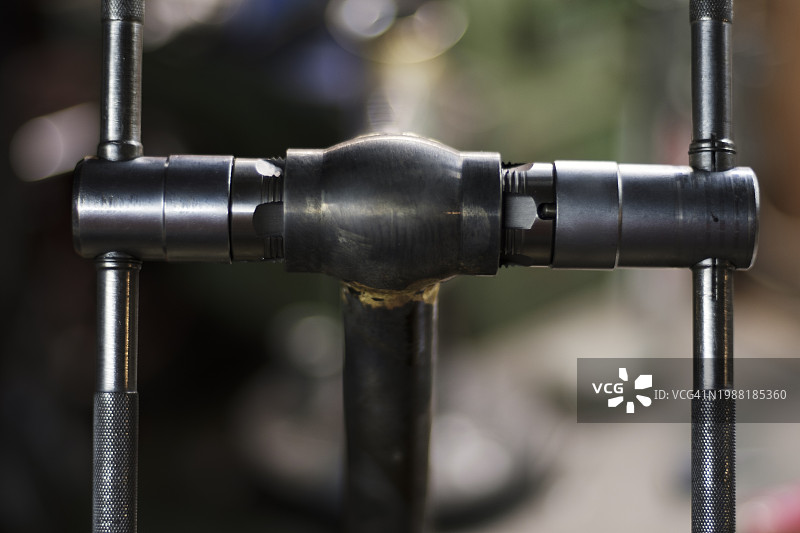 定制自行车车架的制作过程图片素材