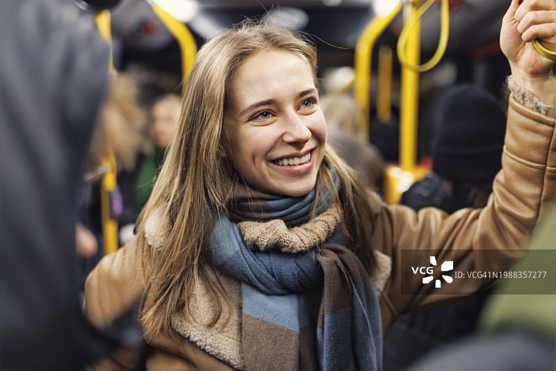 在波兰华沙乘坐公交车的漂亮少女肖像图片素材