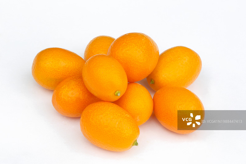 白色背景上堆放的成熟有机金橘图片素材