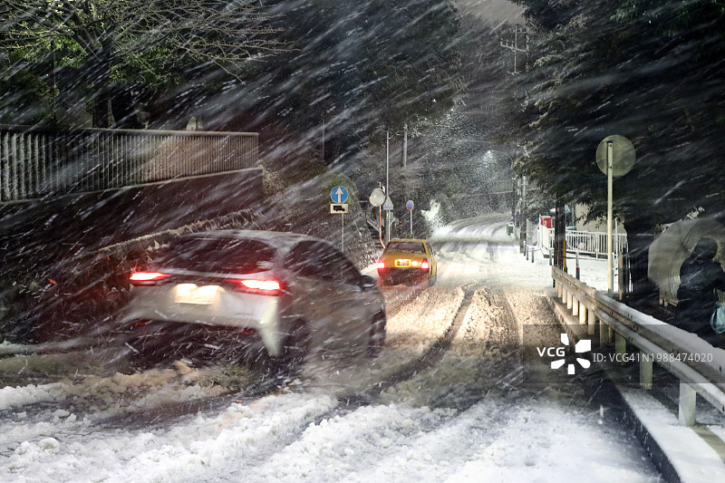 野毛山道路上的暴风雪图片素材