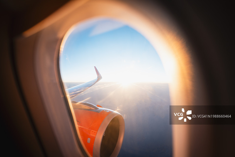 从飞机乘客座位上看到的日出图片素材