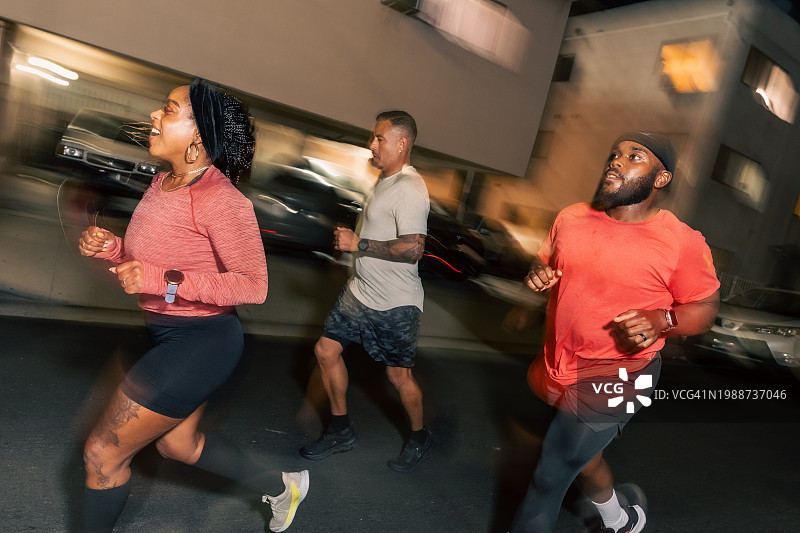 三位朋友夜跑图片素材