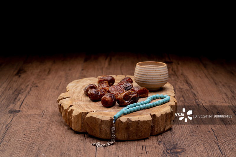 斋月穆斯林食物静物：椰枣、水和《古兰经》图片素材