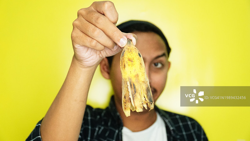 男人将香蕉皮扔到面前图片素材