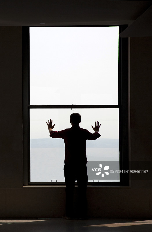 男人看向窗外图片素材