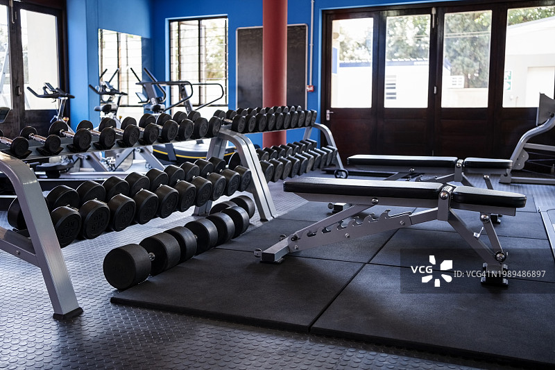 健身房的哑铃架图片素材