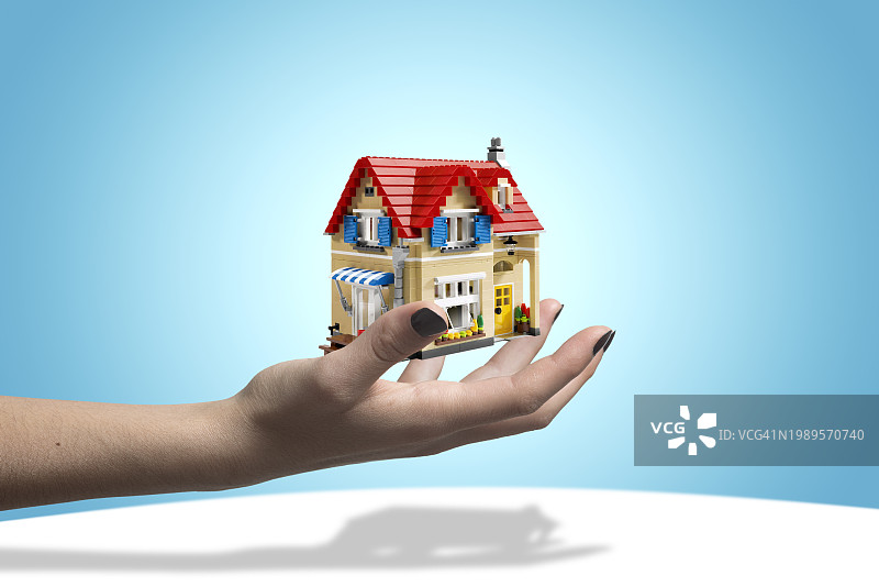房地产经纪人展示房屋模型图片素材