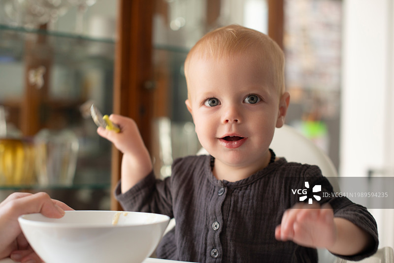 食物，宝宝在椅子上吃早餐，健康成长图片素材