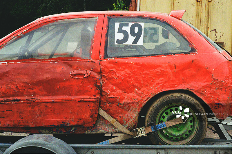 拖车上的一辆破车图片素材