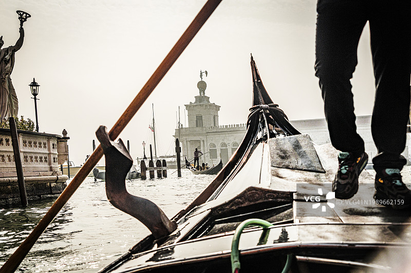 划着经典贡多拉的船夫图片素材