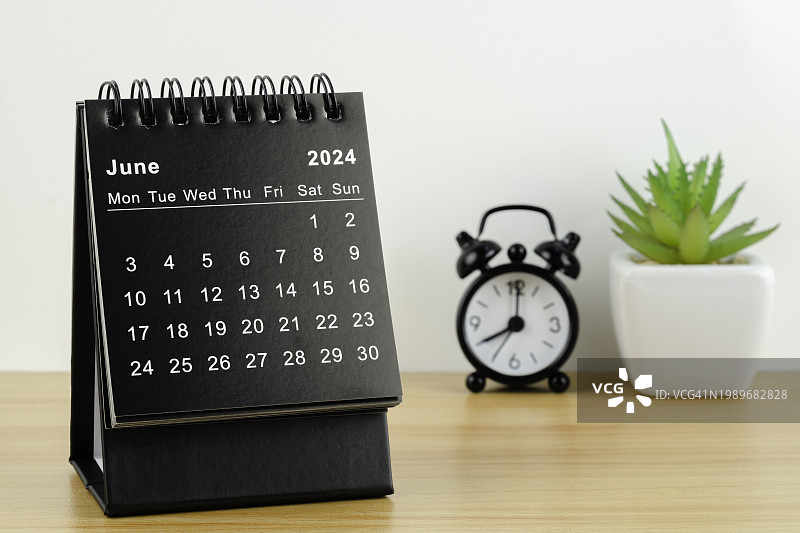 2024年6月桌面日历：用植物和闹钟规划每日工作和生活图片素材