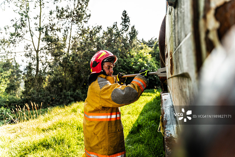 消防员用撬棍破拆事故车辆车门图片素材