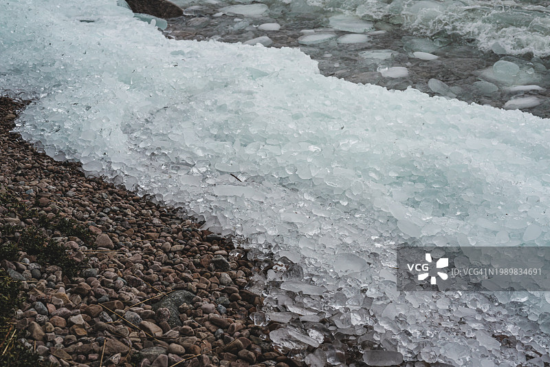 瑞典韦特恩湖岸边的冰卵石图片素材