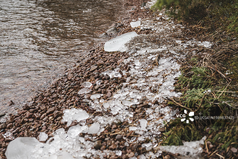 瑞典韦特恩湖岸边的冰卵石图片素材
